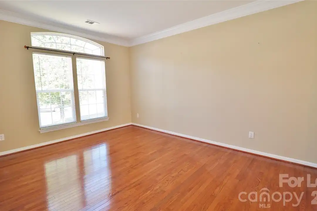 6860 Lakecrest Ct - More