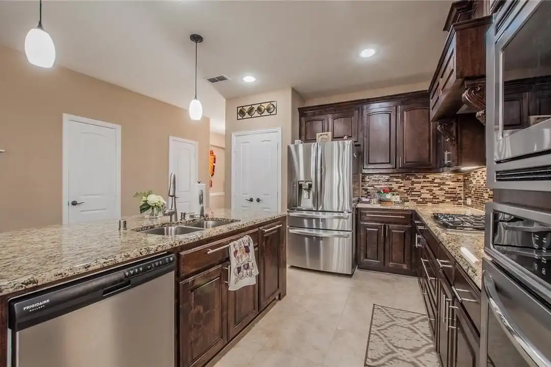 2440 Kingsgate Dr - View 6