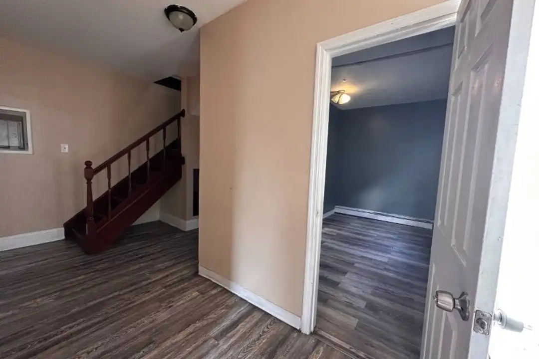 Apartment in Elizabeth - View 4