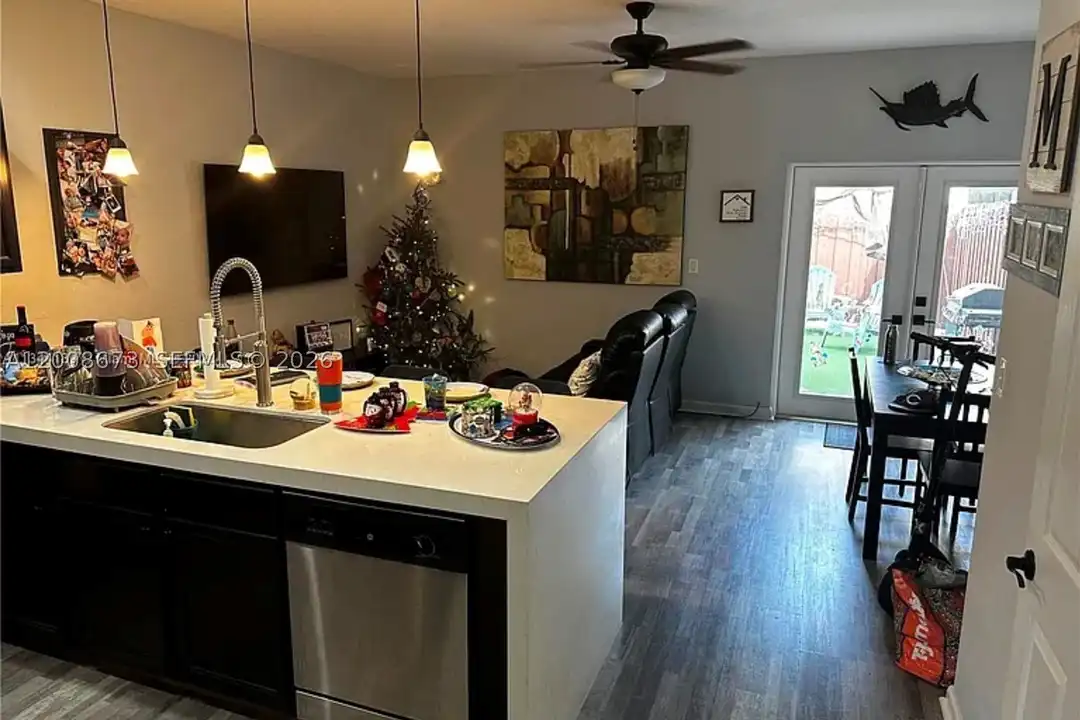 3211 SE 6th St - View 5