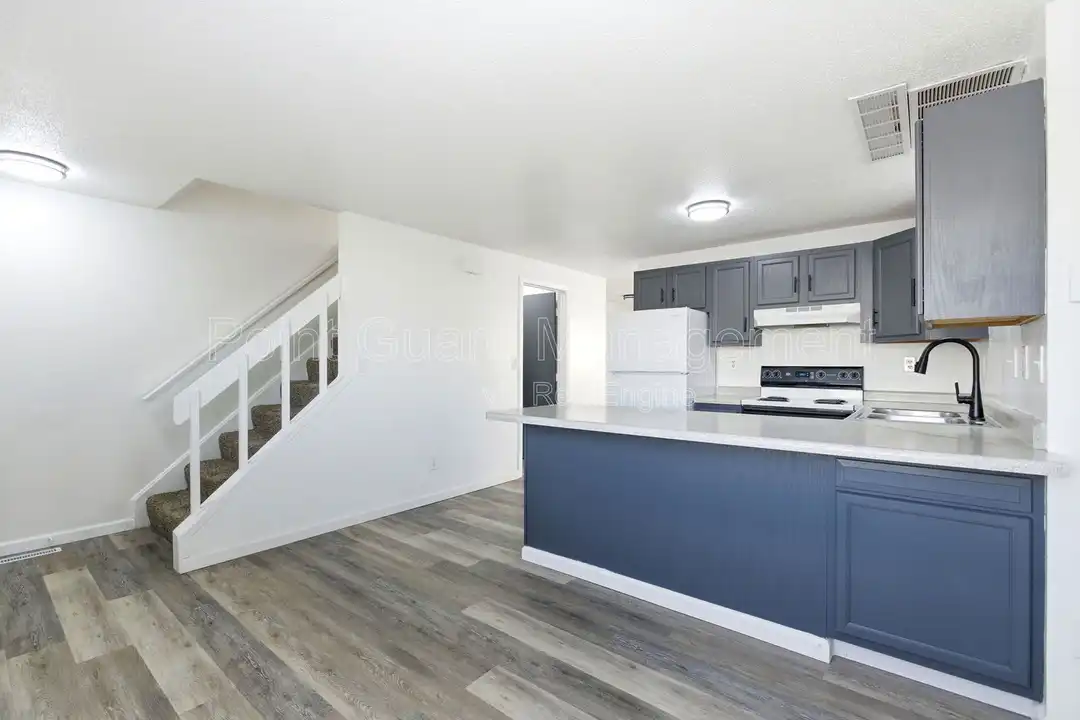 2048 S Cleveland Ave - View 2