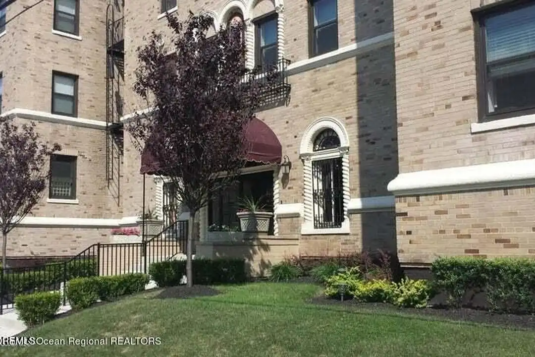 1700 Webb St #2H – photo 1 of 22