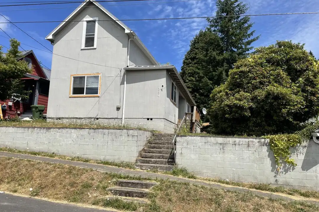 350 NE 6th St – photo 1 of 8