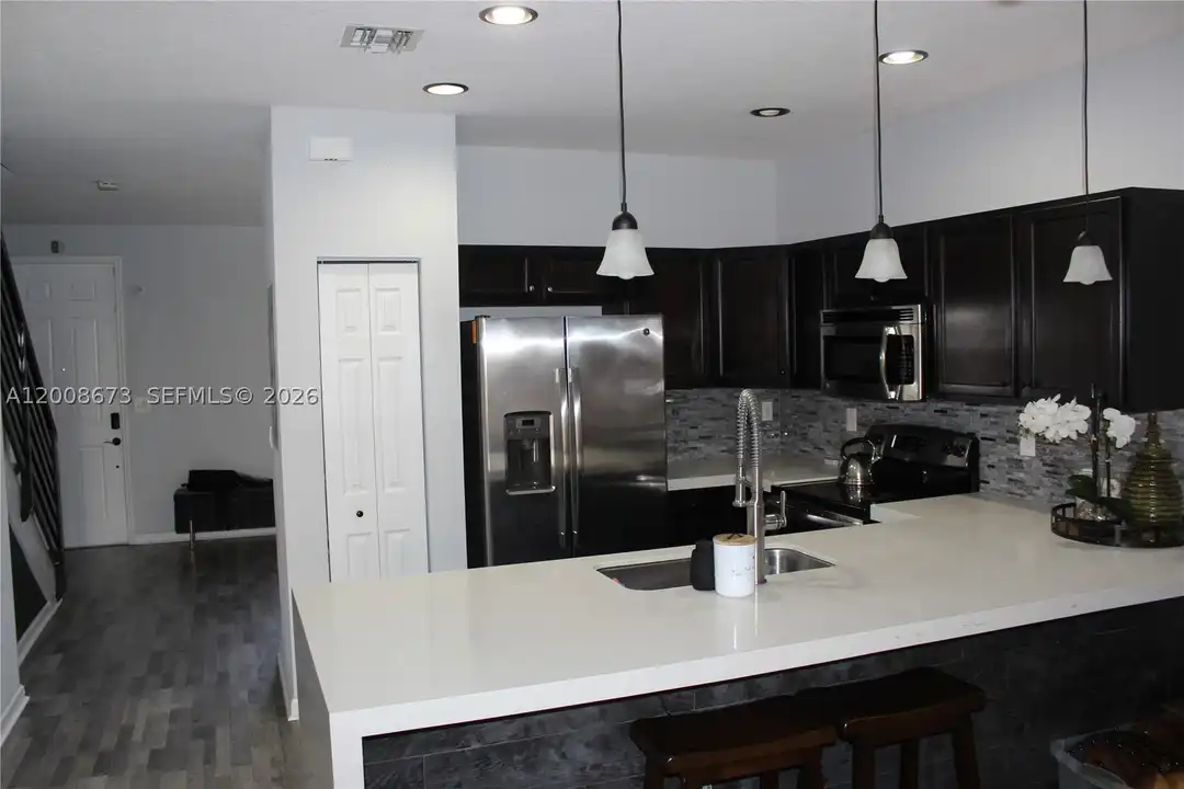 3211 SE 6th St - View 2
