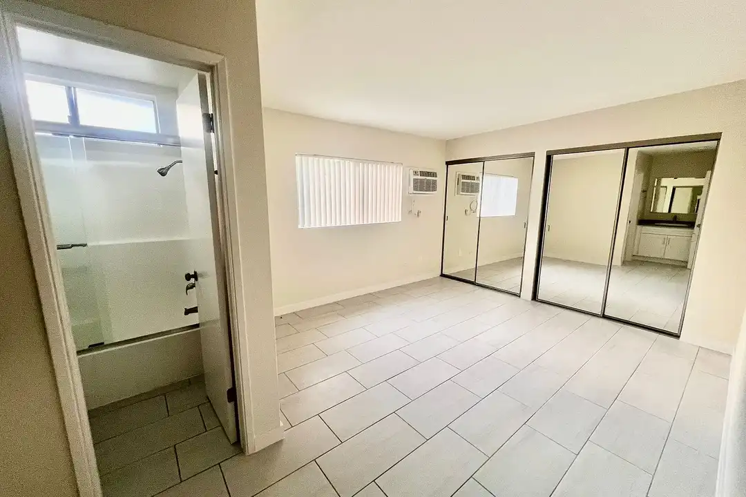 Apartment in Los Angeles, Lake Balboa - View 5