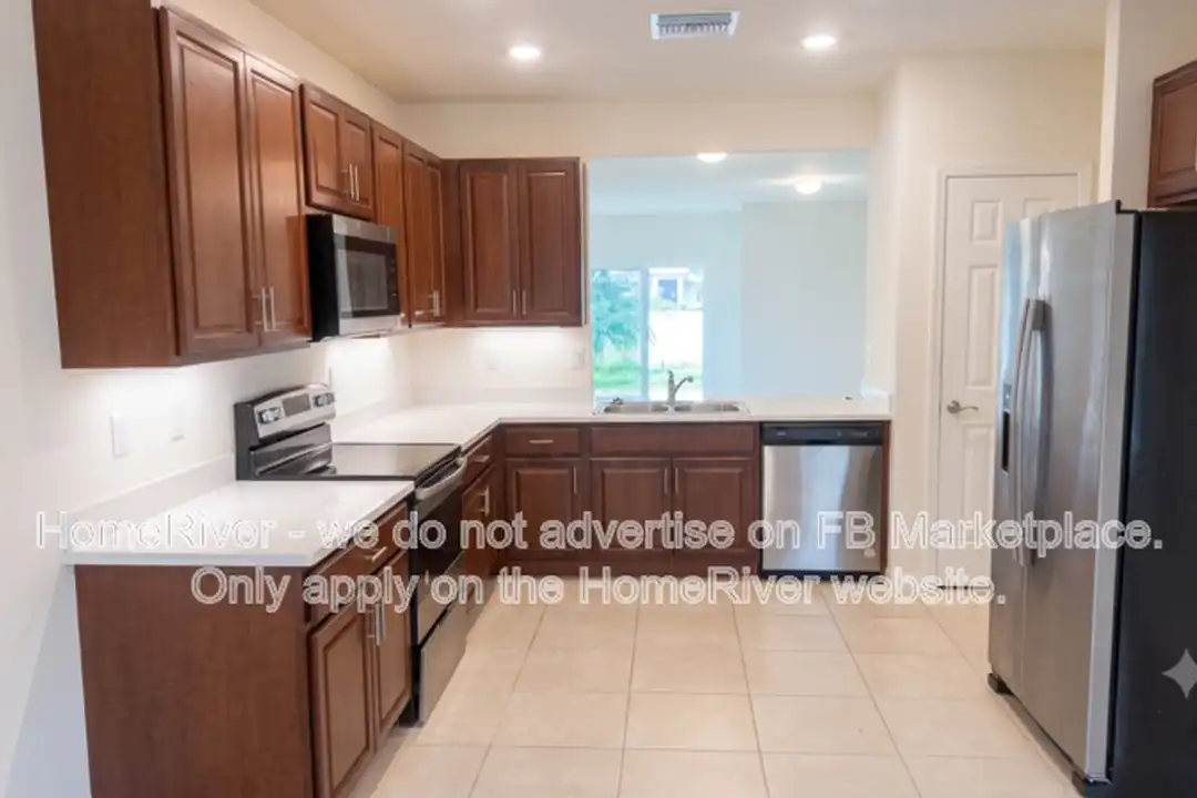 1009 NE 11th St - View 5