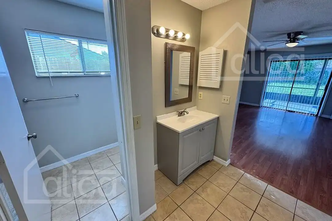1147 Manitoba St - More