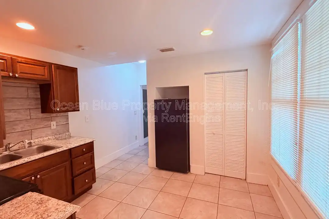 316 W Columbus Dr unit A - View 4