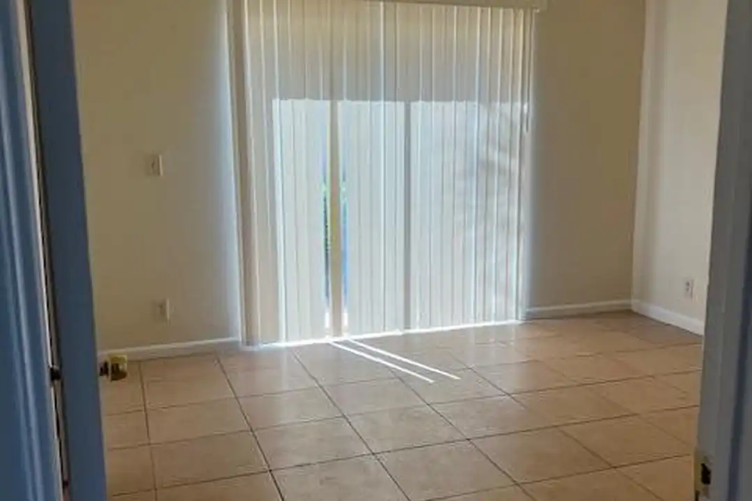 Apartment in Coral Springs - View 4