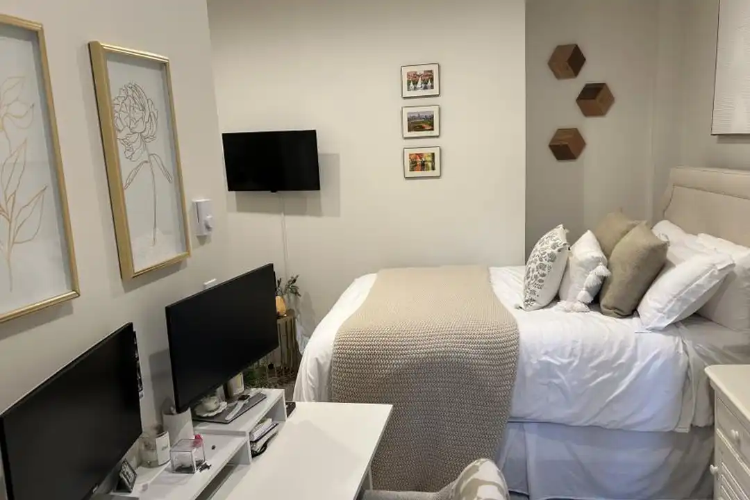 827 Boylston St - More