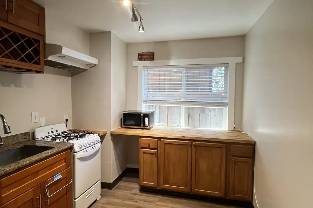 1222 Sierra Blvd unit 4 - More