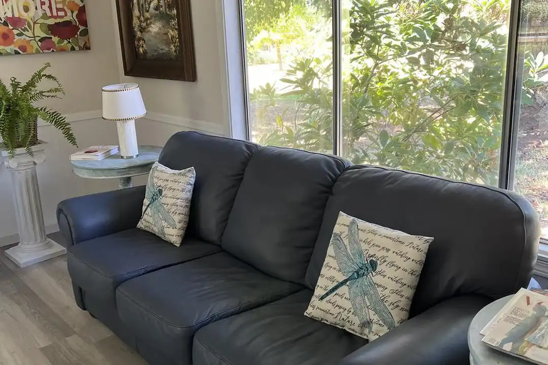 1637 Scenic Ave - More