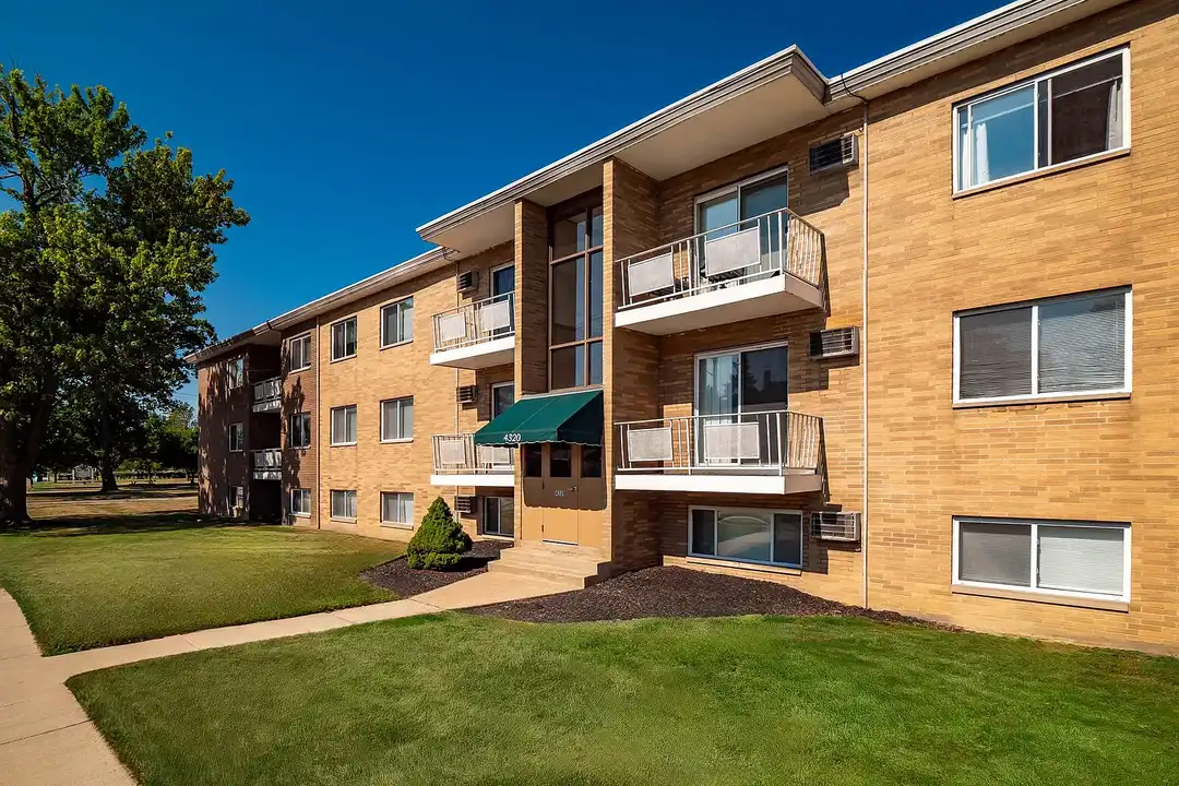 Cross Creek Apartments – photo 1