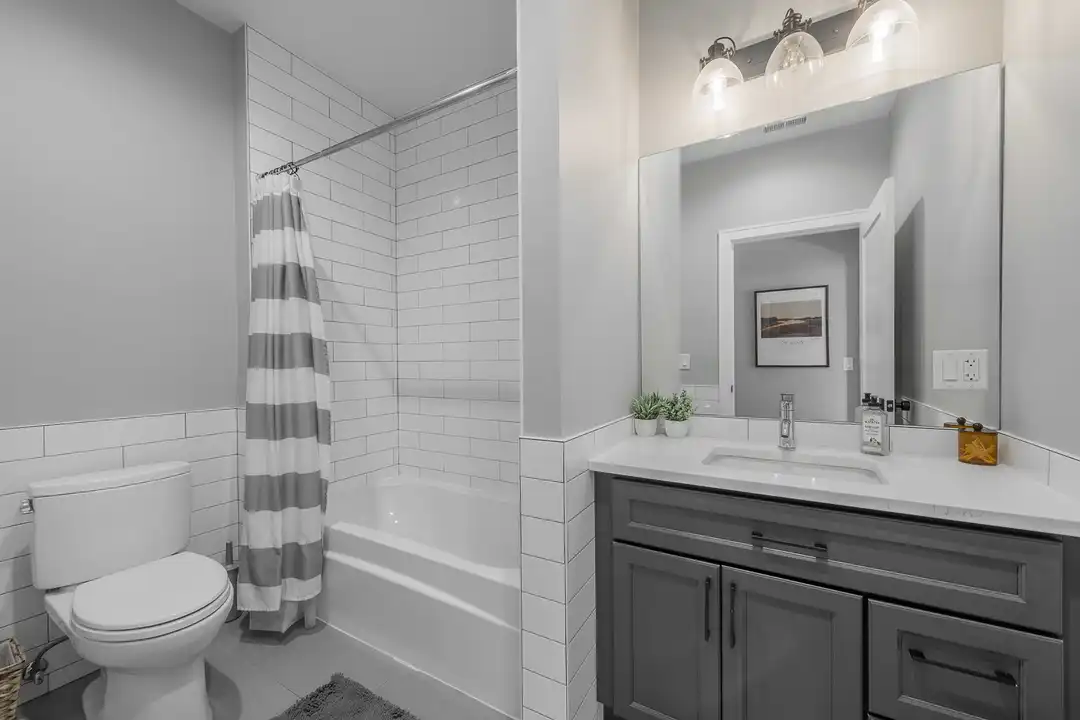 1470 W Webster Ave unit 202 – další