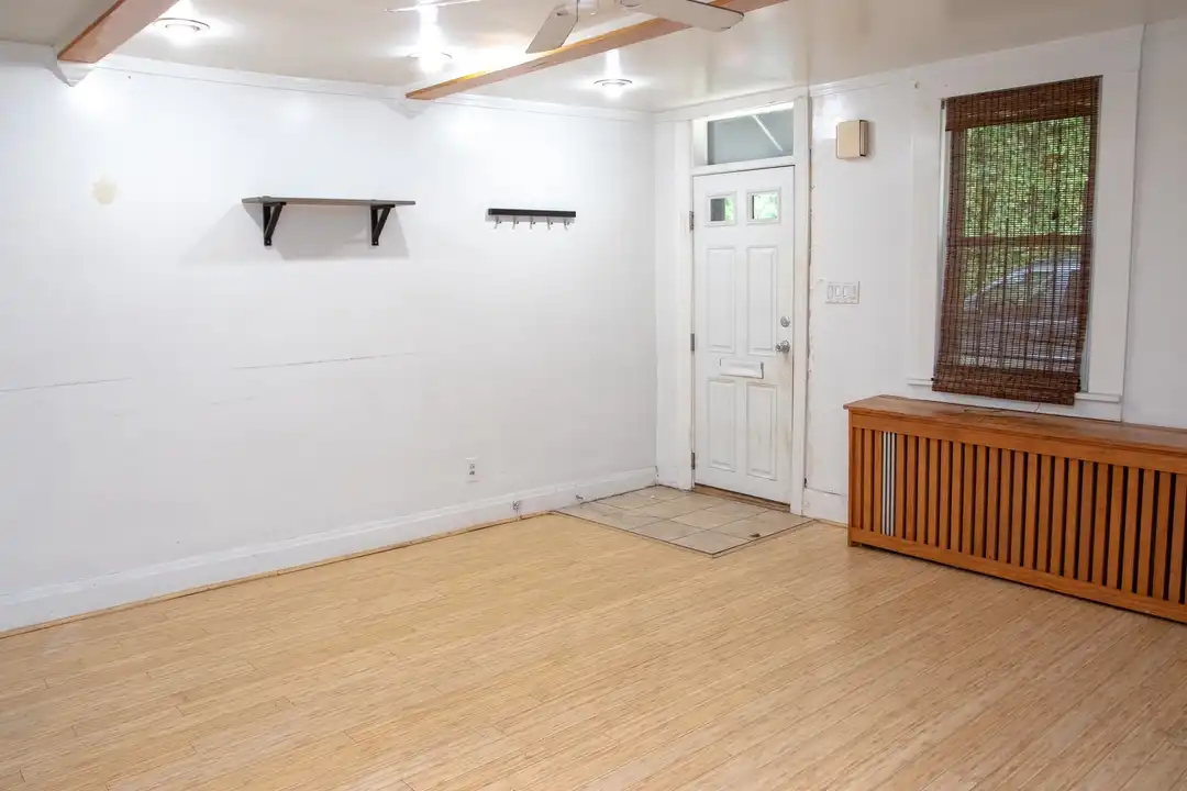 1821 Edwards Wy - View 4