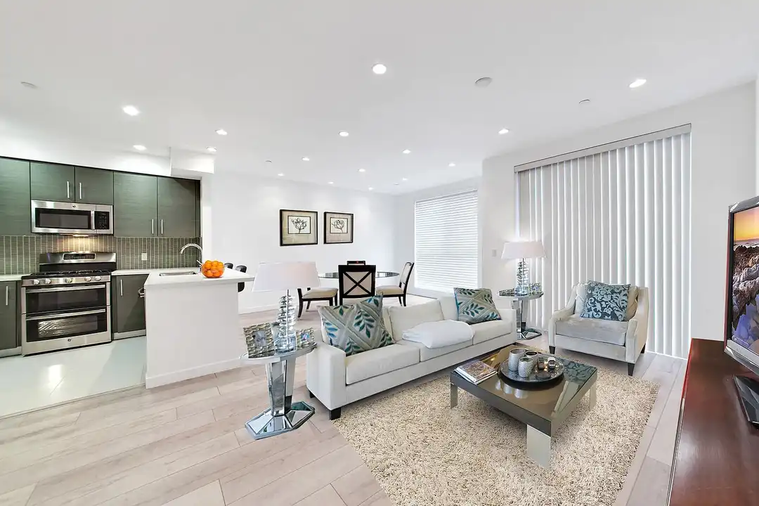 The Carlton At Hollywood - More