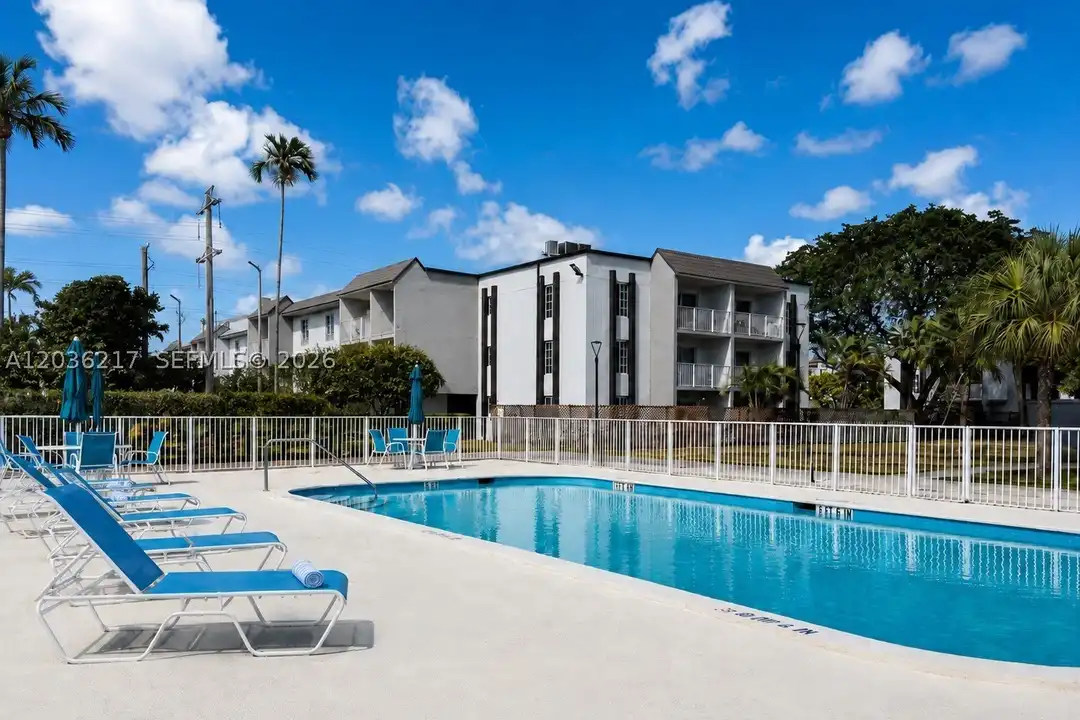 Apartment in Doral - More