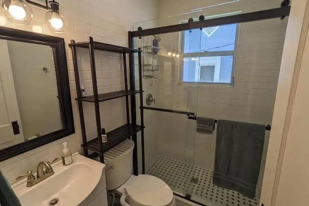 28 Woodrow Ave - View 4