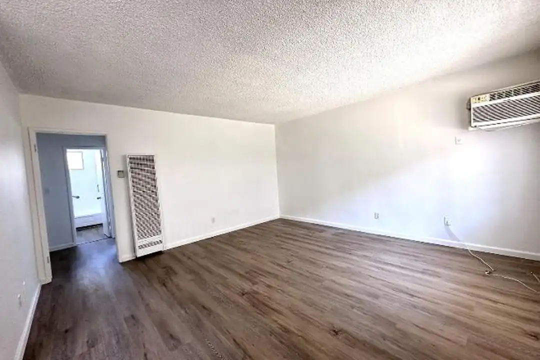 365 W Milford St - View 4