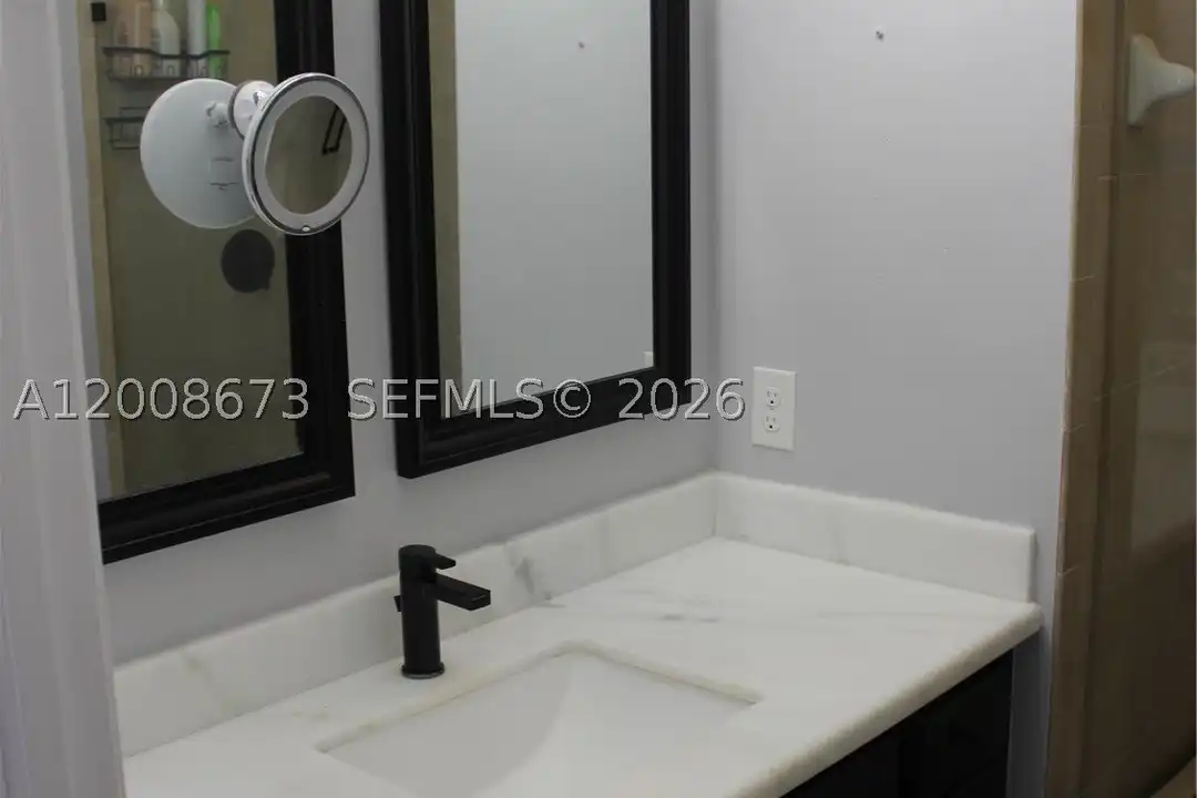 3211 SE 6th St - More