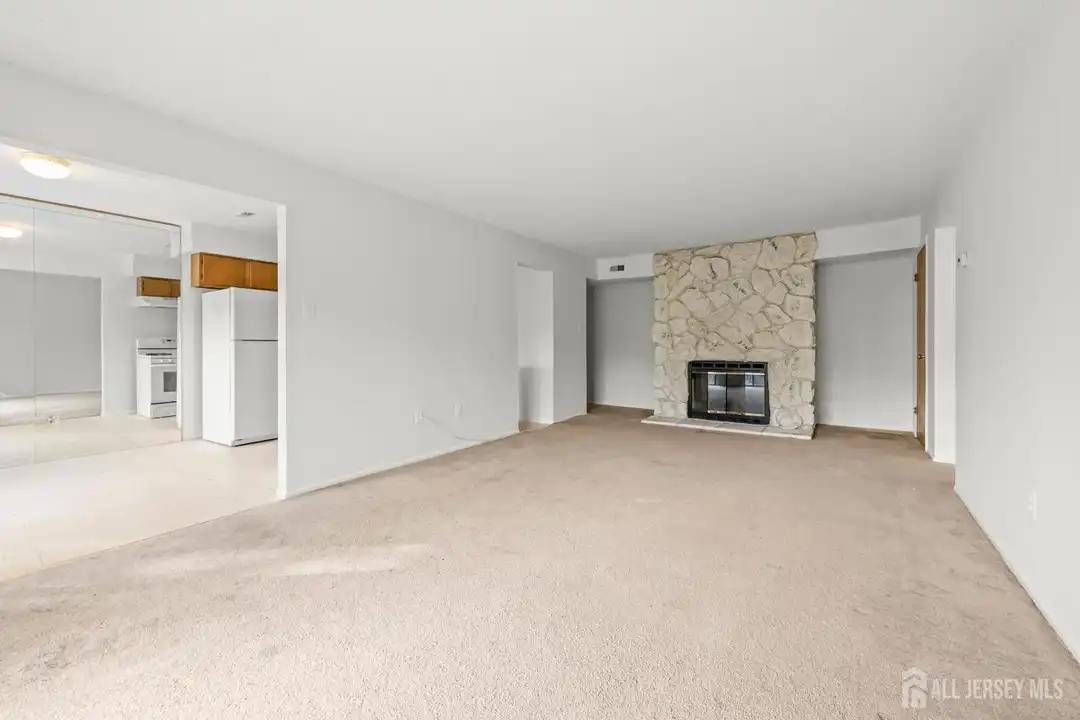 Apartment in Edison - View 2