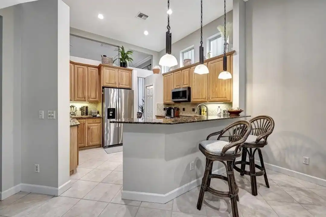 7602 Greenbrier Cir - View 4