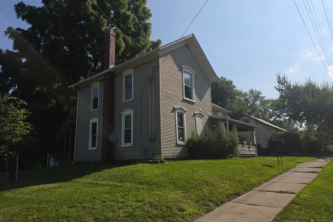 245 Cherry St unit 245 1/2 Upstairs Unit – photo 1