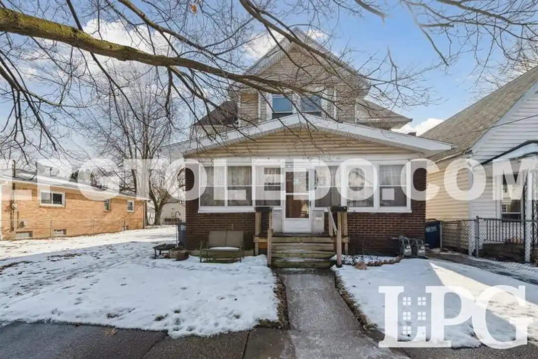 340 E Lake St – photo 1