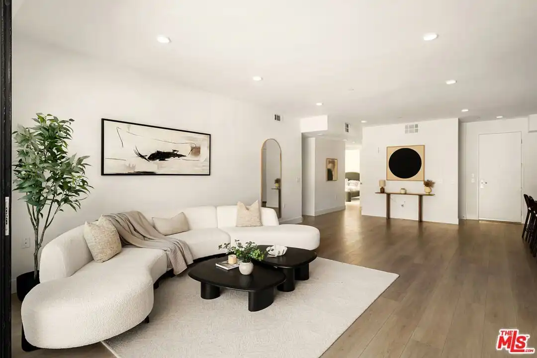Apartment in Los Angeles - More