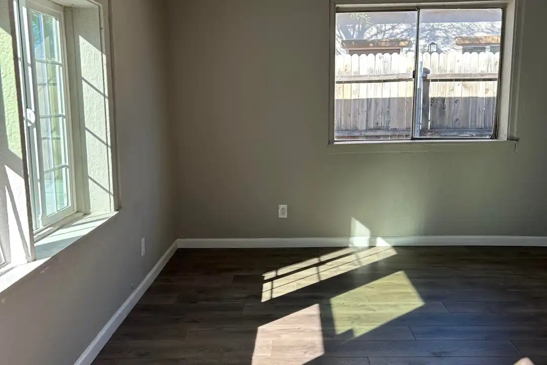 212 W Blacklidge Dr - View 3