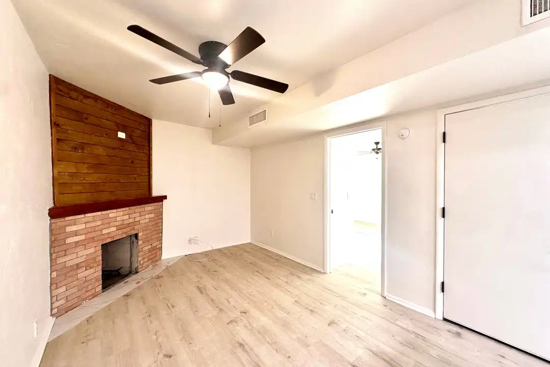 1331 W Pennington St unit Penn1339 - View 5