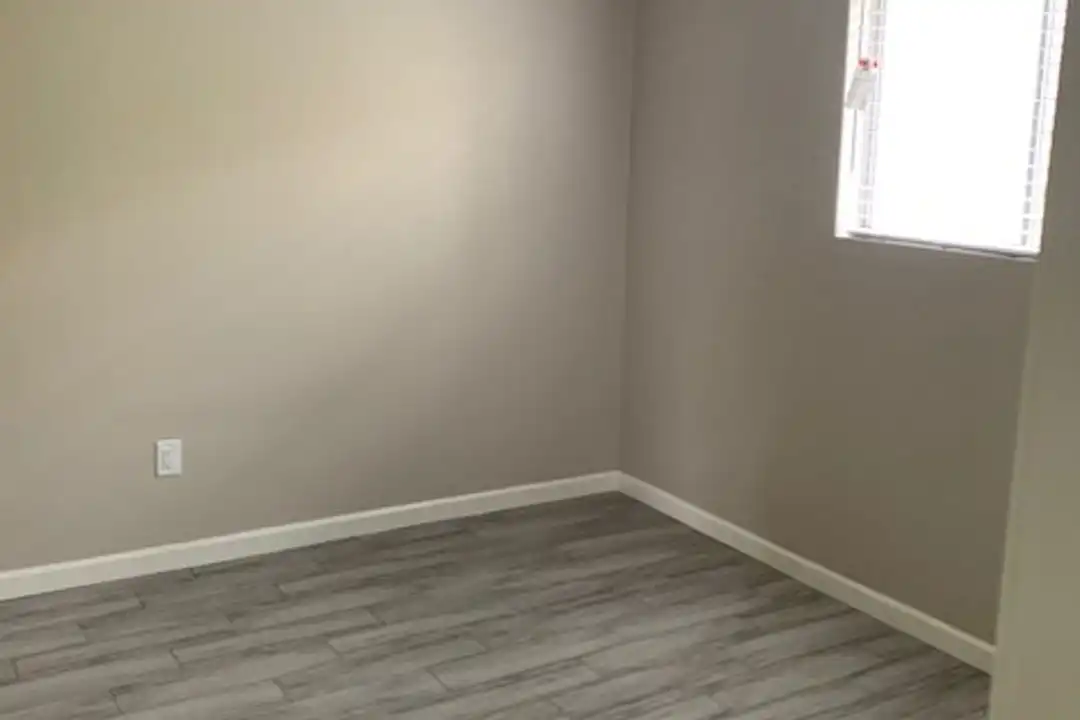 714 E 10th St unit 12 - View 5