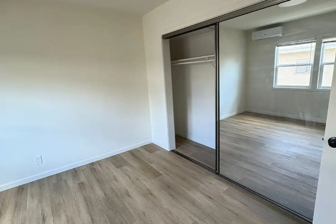 1834 N Harvard Blvd unit 20 - View 2