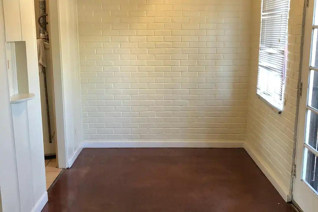 1323 E 9th St - More