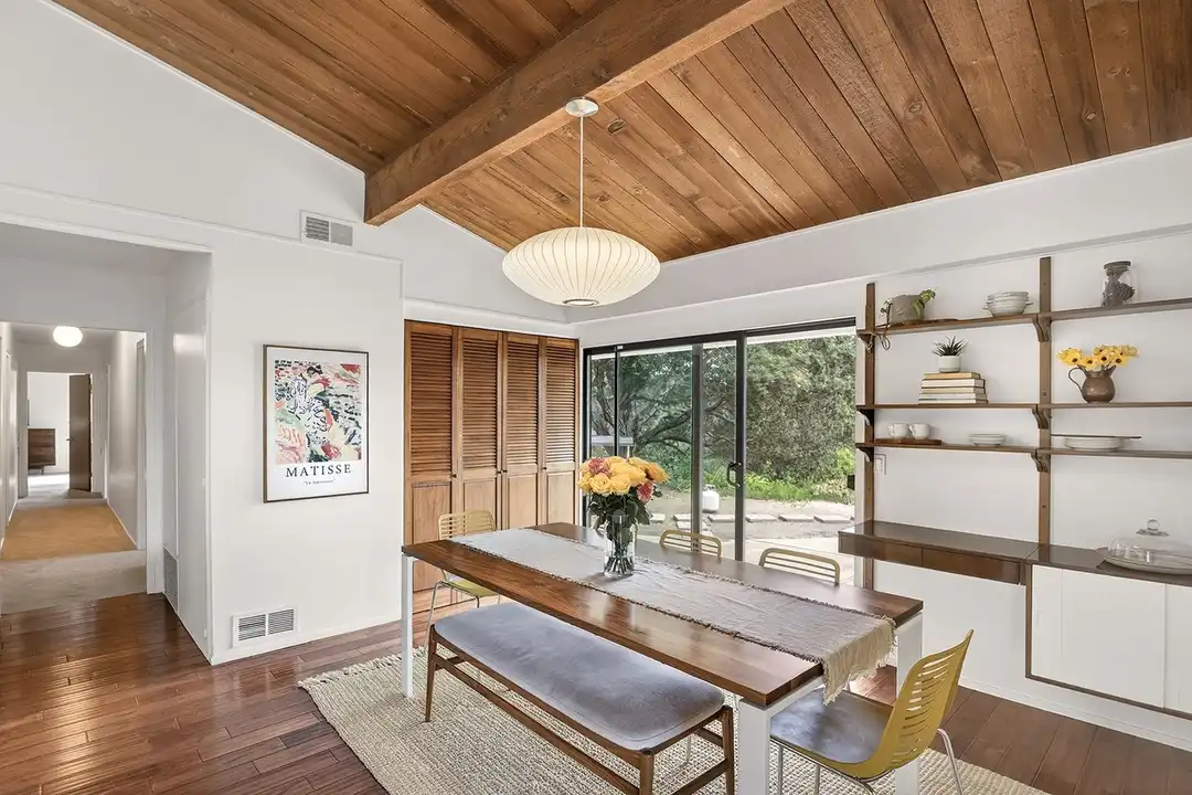 601 Country Club Dr - More