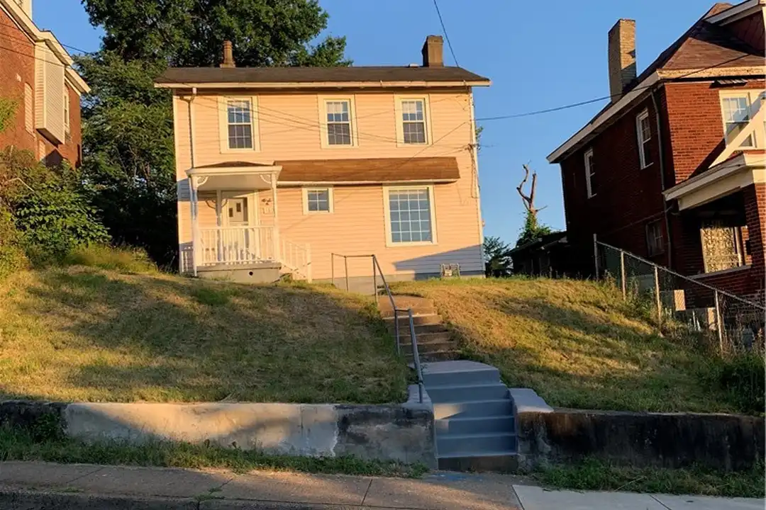160 Hazelwood Ave – photo 1