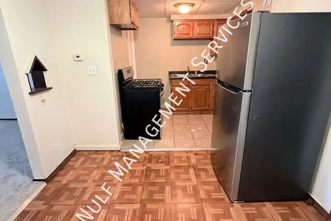 189 Oxford Dr – photo 1 of 8