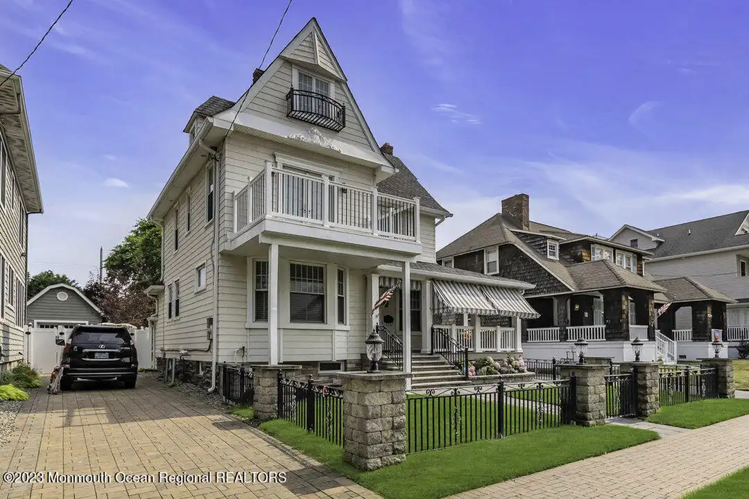 210 8th Ave - View 3