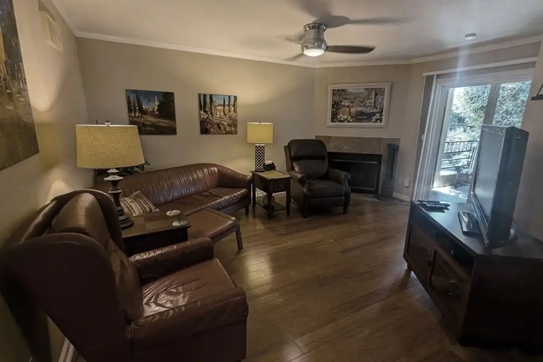 7415 Charmant Dr – pohled 3