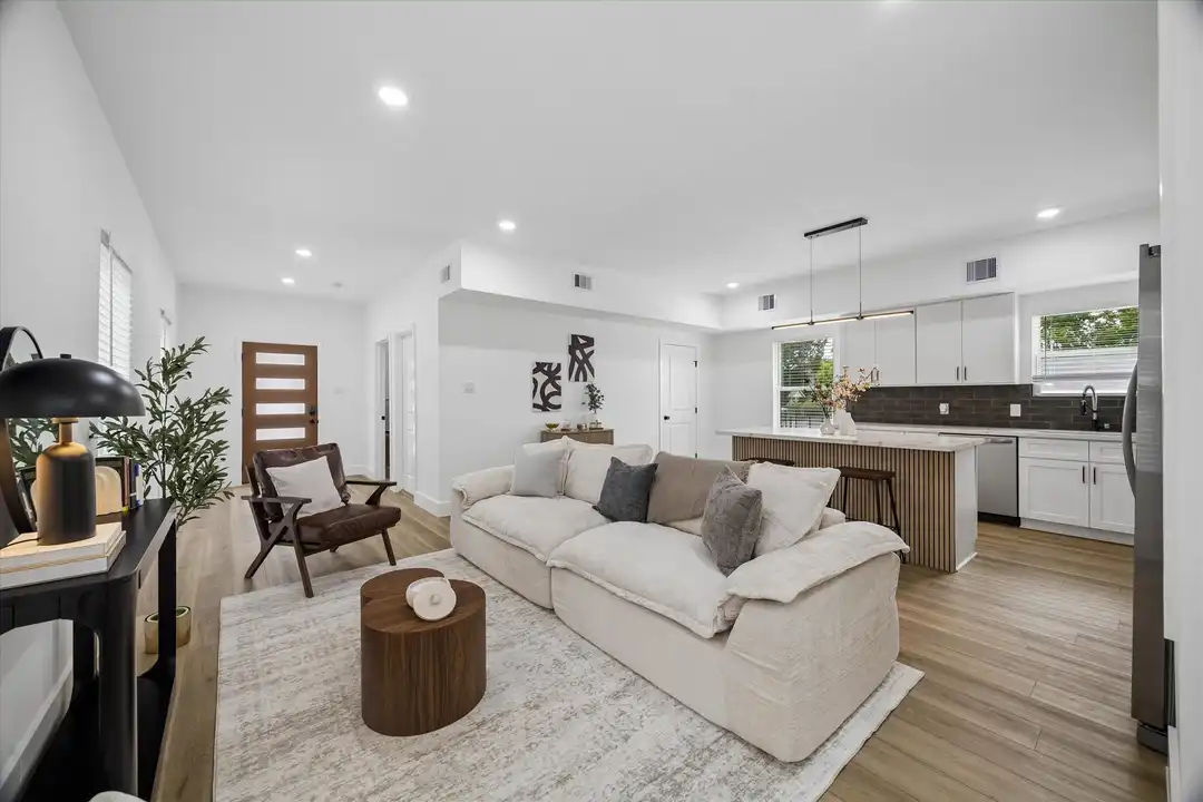 801 E 32nd 1/2 St unit A - View 4