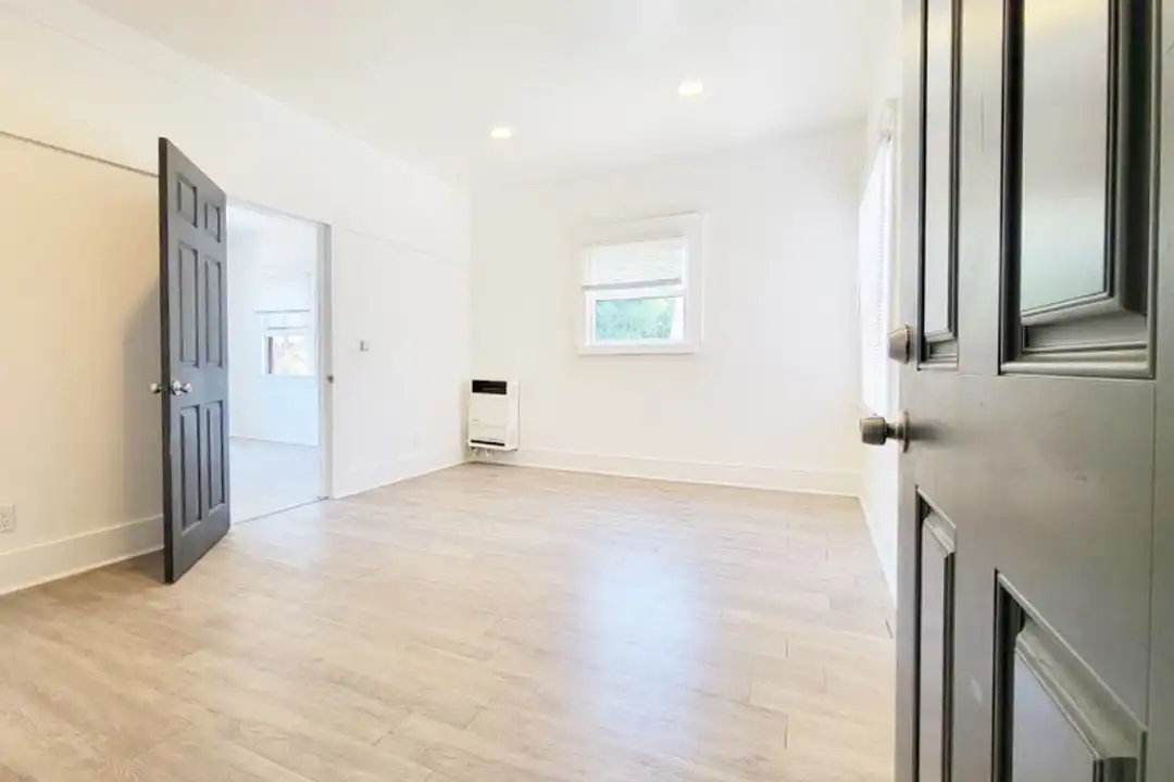 435 W 4th St unit 1/2 – photo 1
