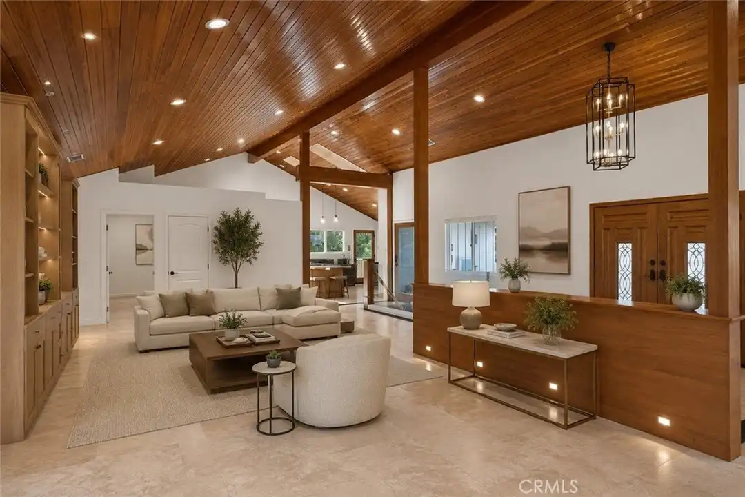 House in Rolling Hills - More