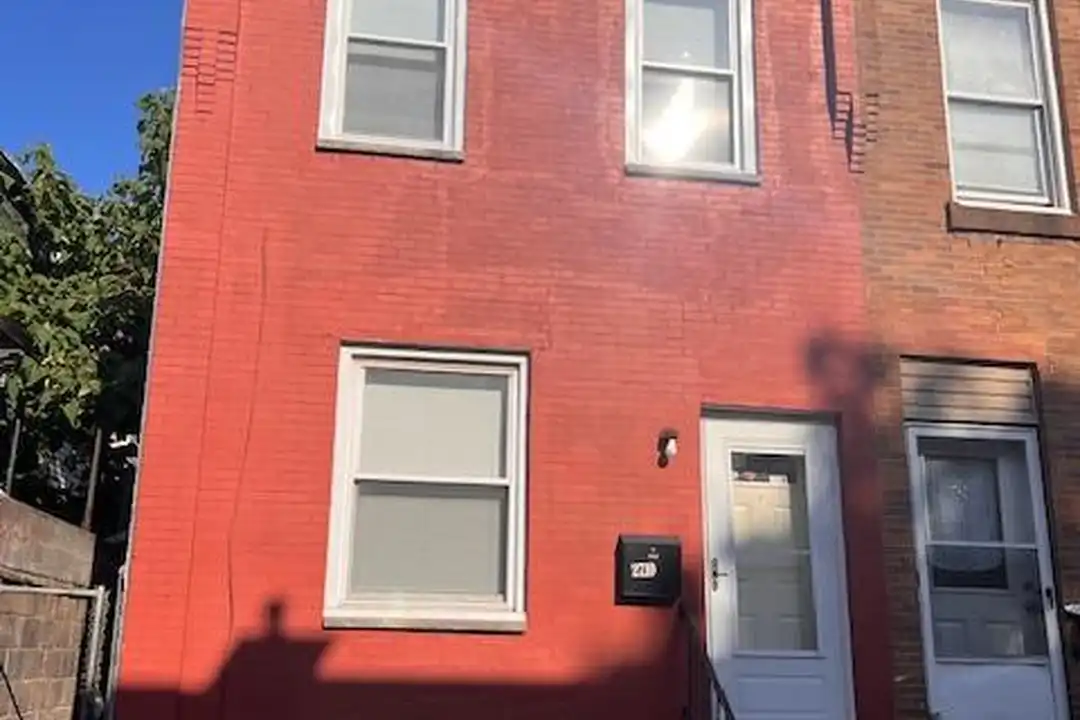 2710 N Taylor St – photo 1