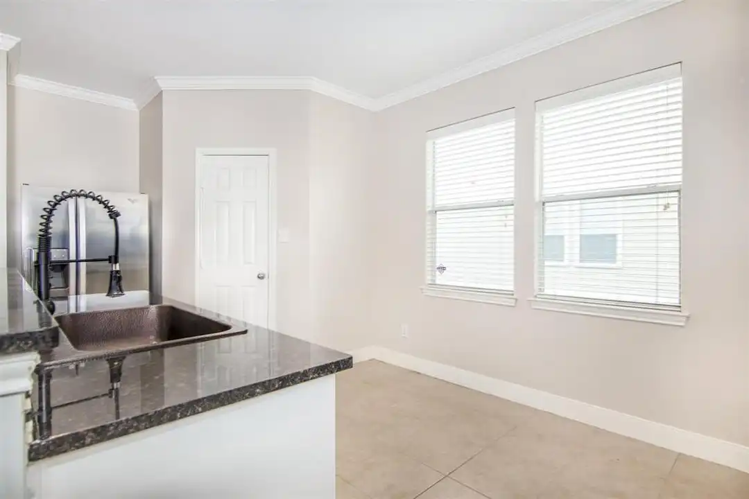 1720 Elgin St - More