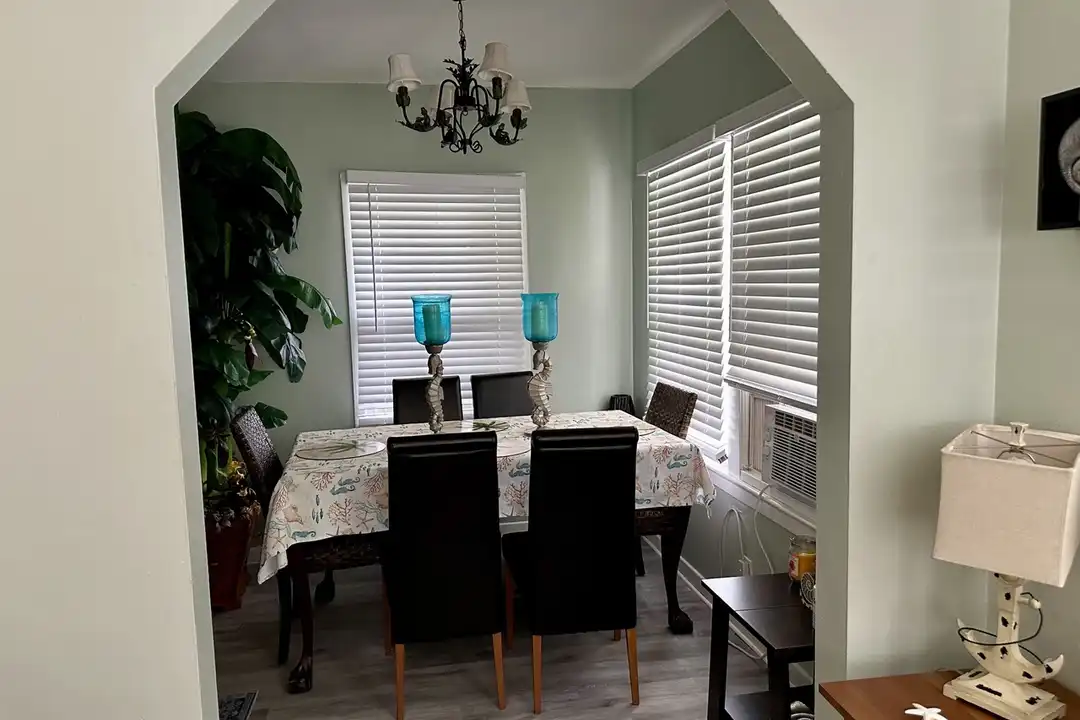 644 S Ridge St - More