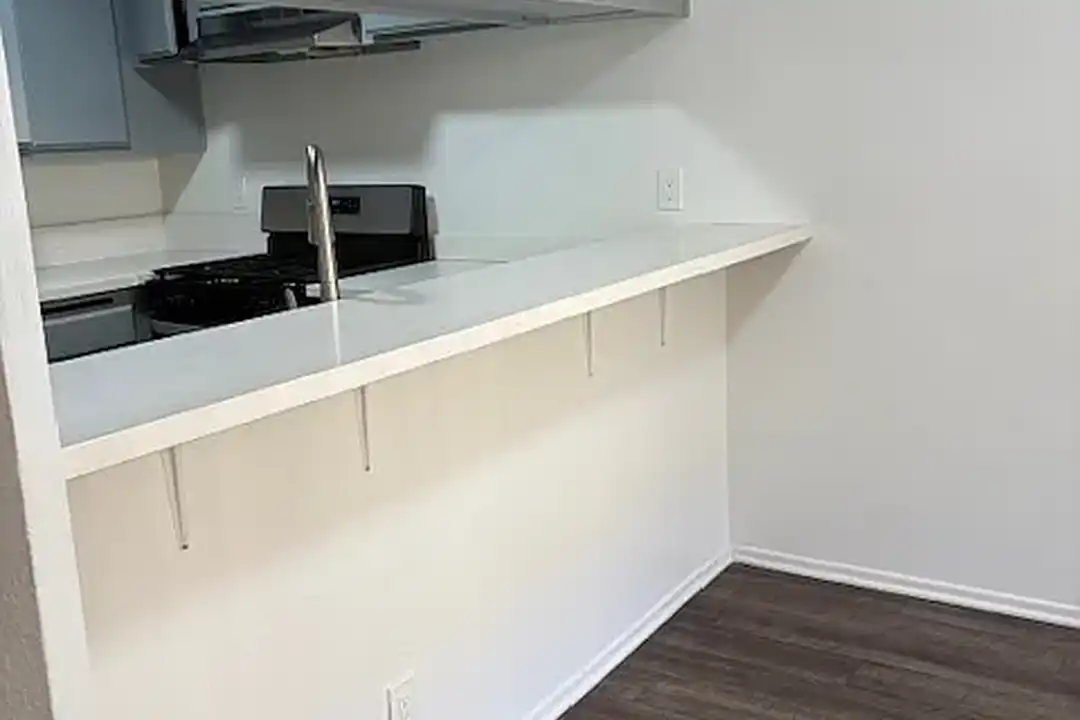 Apartment in Long Beach - View 4