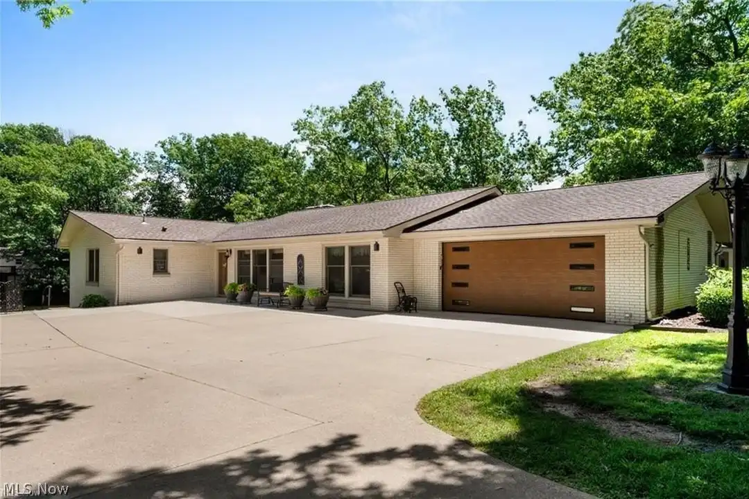 685 Sunnyside Rd – photo 1 of 50