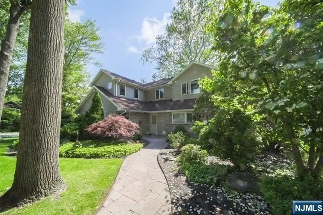 4 Mellon Ln - View 2