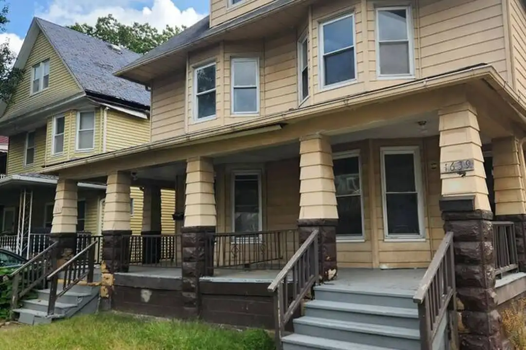 1637 Holyrood Rd – photo 1