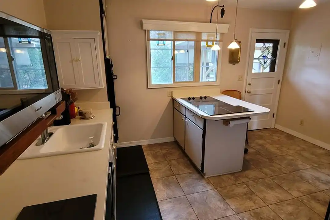 1201 Parkview Blvd - View 4